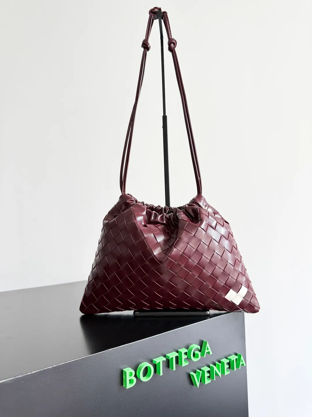Batch 1560 Armpit bags have become a fashionable item that every girl has in their hands in recent years🛍️. The elegant and simple style has won the love of many people of different ages. However, there is an unavoidable trouble with armpit bags, that is, the capacity is too small, and BOTTEGA VENETA’s new Dustbag Considering people's travel needs, the capacity of garbage bags has been greatly upgraded. Folding umbrellas, water cups, and girls' makeup powder and lipstick can all be accommodated. It is very light and resistant to dirt. Even if you have a lot of things when traveling, it can reduce the burden to a certain extent. The shoulder straps are buckled and can be changed at will. It can be used for hand holding or as the liner of a large bag. After the drawstring is drawn, it looks like a cloud bag. It is very suitable for concave styling when traveling in summer🙋🏻‍♀️ Style number: 796728 Size: 32*23*1cm